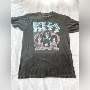 KISS tee
